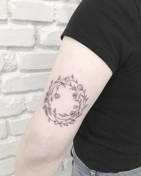 Circular Floral Tattoo, Birth Flower Circle Tattoo, Birth Flower Wreath Tattoo, Circle Shaped Tattoos, Circle Of Flowers Tattoo, Round Floral Tattoo, Family Circle Tattoo, Floral Ring Tattoo, Circular Flower Tattoo