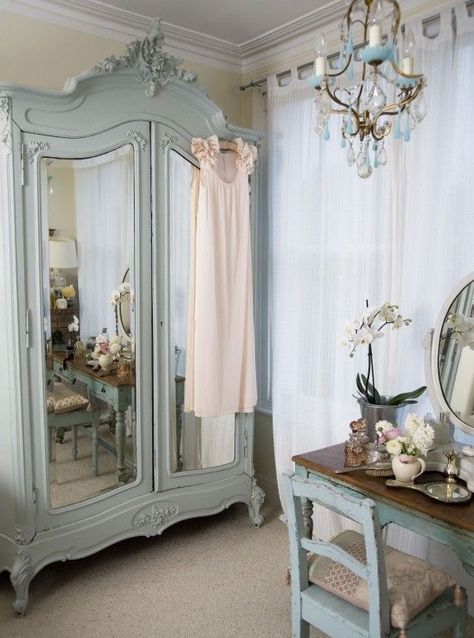 Entryway Corner, Camera Shabby Chic, Country Bedroom Design, Shabby Chic Decorating, Muebles Shabby Chic, Painted Armoire, French Country Bedrooms, Estilo Shabby Chic, Decor Ikea