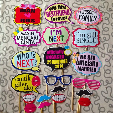 Tadaaa.. Make it real💋 Bride To Be Board Ideas, Dholki Props Ideas, Shadi Props, Mehendi Props, Dholki Ideas, Bridal Shower Props, Bee Scrapbook, Bride To Be Banner, Mehendi Decor