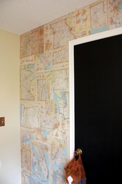 Old Maps As Wallpaper, Wallpaper With Maps, Map Wall Collage, Vintage Maps Wallpaper, Map Wallpaper Bedroom, Maps As Wallpaper, Maps On Walls Ideas, Wall Decoupage Ideas, Bedroom Wall Covering Ideas