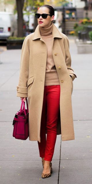 Cherry red skinny jeans | HOWTOWEAR Fashion Outfit Pantalon Rojo, Red Pants Outfit, Street Style Bags, Tan Coat, Red Jeans, Wear Red, Camel Coat, Red Pants, Red Coat