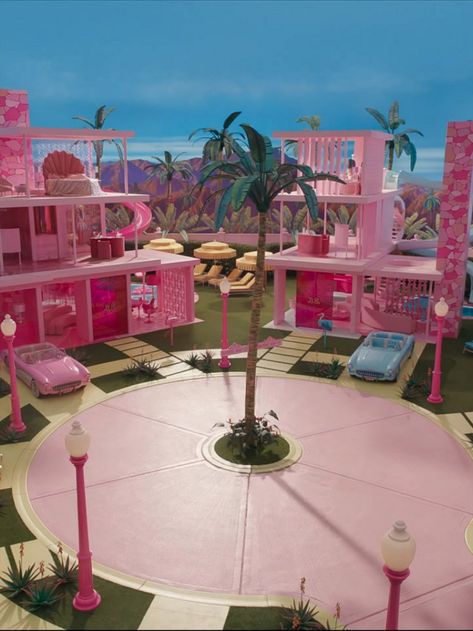 Barbie Dream House Layout, Barbiecore Aesthetic Outfit, Dream House Movie, Pink Backyard, Dream House Layout, Bloxburg Building, Barbie Aesthetic, Barbie Halloween, Barbie Sets