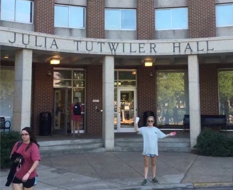 The best and worst things about The University of Alabama's all girls dorm, Tutwiler Hall. University Of Alabama Dorm Room, Alabama Dorm Room, Dorm Planning, Campus Dorm, University Of South Alabama, Alabama State University, Freshman Dorm, University Dorms, Girl Dorms