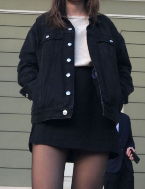 Black Curdory Jacket Outfit, Black Denim Skirt Fall Outfit, Black Jean Jacket Outfits Aesthetic, Black Courdory Jacket Outfit, Black Denim Jacket Outfit Aesthetic, Cropped Black Denim Jacket Outfit, Black Denim Jacket Outfit Winter, How To Style Black Denim Jacket, Black Corduroy Jacket Outfit