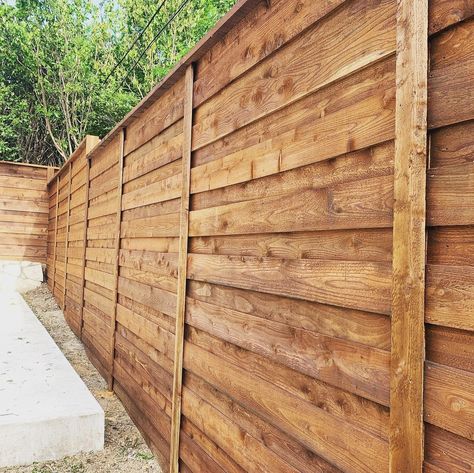 Check out these horizontal fence ideas and find the perfect fencing for your property. Private Fence Ideas Backyards, Private Fence Ideas, Horizontal Fence Ideas, Horizontal Wood Fence, Modern Wood Fence, Good Neighbor Fence, Horizontal Slat Fence, Laneway House, Decorative Fence Panels