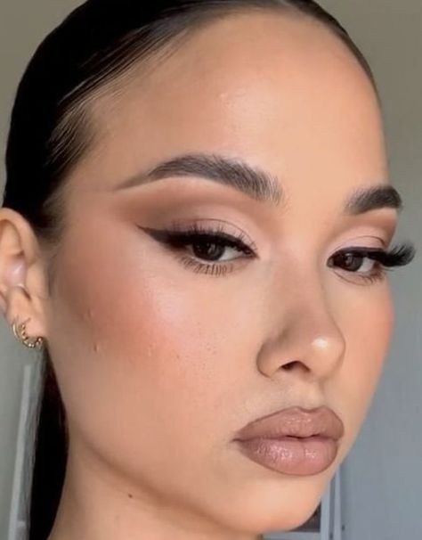 Very Easy Makeup, Soft Cut Crease, Makeup With Eyeshadow, Winged Liner Makeup, Eye Makeup For Hooded Eyes, Cut Crease Eye Makeup, Black Smokey Eye Makeup, Crease Eyeshadow, Eye Makeup Cut Crease