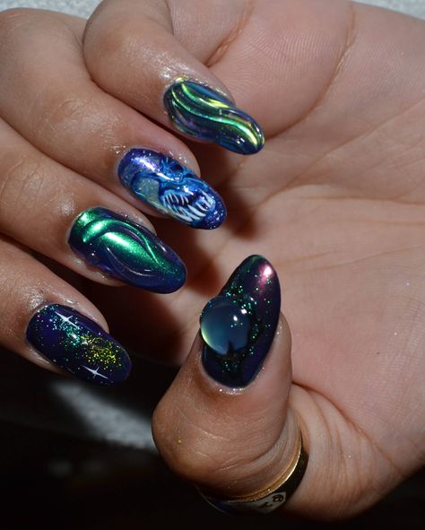 Northern lights + angler fish 🧪🌀 . . ~𝐡𝐢𝐠𝐡𝐥𝐢𝐠𝐡𝐭𝐬: design on her natural nails!! Did a builder gel mani with this insanely cool freestyle design by us! She wanted the angler fish for sure and more galaxy / sea themed so used lots of magnet gels + colour shifting chromes giving the most gorgeous glowww😩 omg and on the thumbs we used an iridescent charm and made the gel surround it looking ‘encased’ ^^ Absolutely obsessed with the colours woww OH ANDD she did two different designs on both hands?... Jwoww Nails, Northern Light Nails, Tentacle Nails, Dark Mermaid Nails, Northern Lights Nails, Sea Witchery, Fish Scale Nails, Alien Nails, Ocean Nails