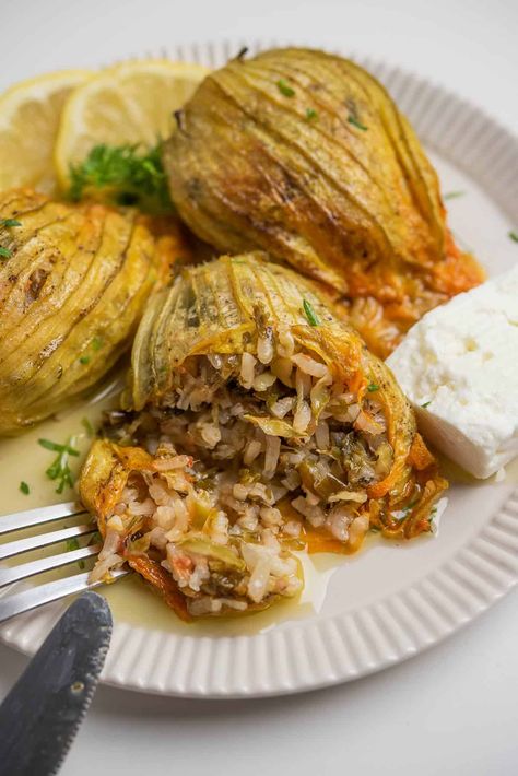 Rice Flower Recipes, Grape Leaf Recipes, Zucchini Flower Recipes, Greek Vegetarian Recipes, Greece Recipes, Stuffed Zucchini Flowers, Zucchini Side Dishes, Easy Pasta Recipe, Stuffed Olives