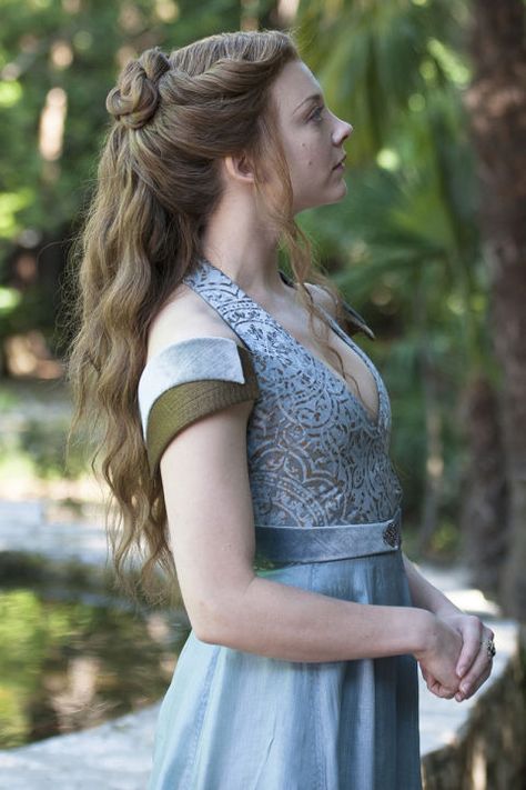 Margaery's romantic half knot and loose waves. See the 7 other best hairstyles on Game of Thrones worth trying IRL. Game Of Thrones Dress, Medieval Hairstyles, Twisted Hair, Margaery Tyrell, Vlasové Trendy, Gra O Tron, Fantasy Hair, Braids With Curls, Gambar Figur