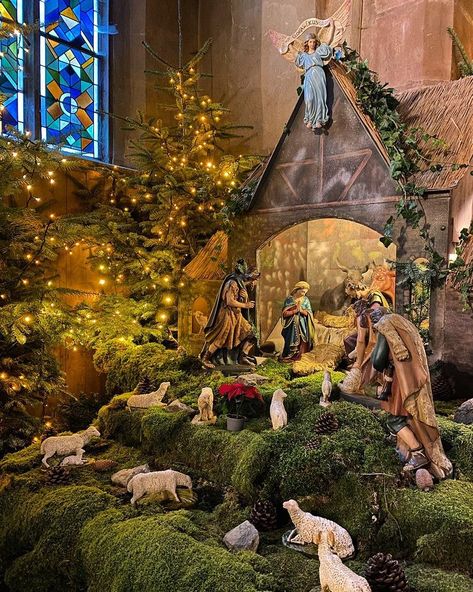 CHRISTMAS IN ALSACE WITH CAROLINE – Charlotte sy Dimby Nativity Displays Ideas, Christmas Belen Design, Christmas Navity Scene Ideas, Large Nativity Scene Display Indoor, Navity Scene Ideas Diy, Navity Scene Display, Crib Ideas Christmas, Crib Ideas Christmas Diy, Belen Christmas Decor Diy