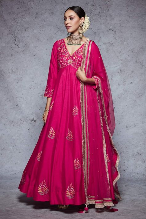 Buy Pink Base Fabric Silk Embroidery Round Floral Motif Kurta Sharara Set For Women by Label Niti Bothra Online at Aza Fashions. Rani Pink Anarkali Suit, Anarkali Suit Designs, Mehendi Dresses, Floral Anarkali, Anarkali Designs, Pink Anarkali, Pengantin India, Rani Pink, Anarkali Dress Pattern