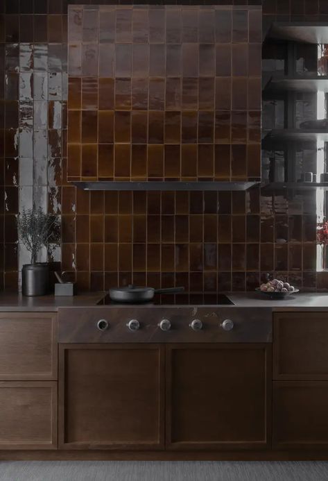 Liljencrantz Chocolate Hand Made Tiles, Oak Worktops, Dark Wood Kitchens, Brown Kitchens, Interiors Dream, Kitchen Concepts, Brown Interior, Dream House Decor, Interior Inspo