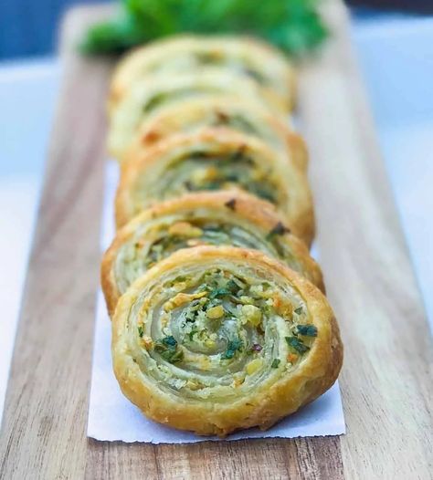 18 Easy Phyllo Dough and Puff Pastry Recipes to Wine and Dine Philo Dough, Easy Puff Pastry Recipe, Puff Pastry Twists, Puff Pastry Pinwheels, Phyllo Dough Recipes, Phyllo Recipes, Puff Pastry Appetizers, Pastry Appetizer, Pasta Fillo