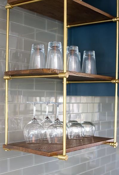 Glass Bar Shelves, Suspended Shelves, Brass Shelving, Glass Shelves In Bathroom, Glass Shelves Kitchen, Brass Shelves, Bar Shelves, Regal Design, Home Bar Designs