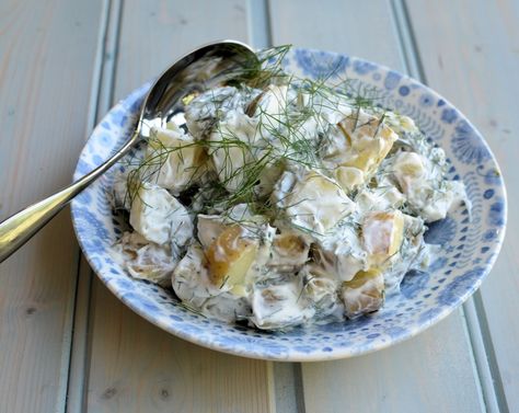 Färskpotatissalad is a recipe for Swedish Potato Salad, simply made with new potatoes, crème fraîche and freshly chopped dill. Sour Cream Potato Salad, Dill Potato, Sour Cream Potatoes, Potato Salad Dill, Barefoot Contessa Recipes, Dill Potatoes, Healthy Potatoes, Barefoot Contessa, Summer Side Dishes