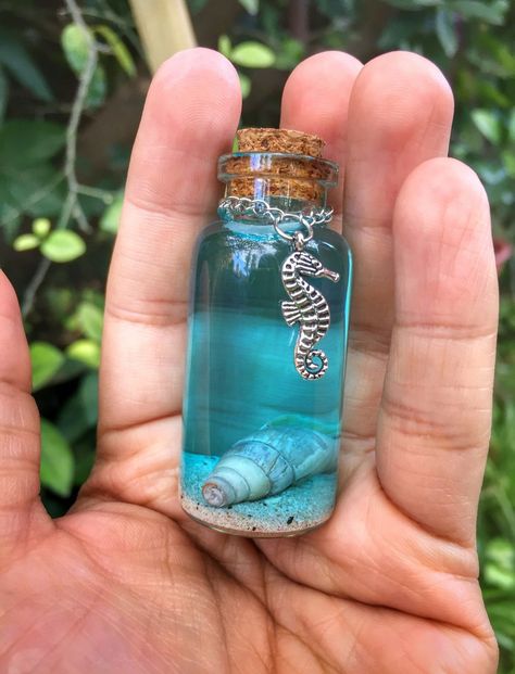 Ocean Terrarium Ideas, Mini Bottle Art, Beach Themed Crafts, Nautical Crafts, Tiny Jars, Mini Glass Bottles, Diy Jar Crafts, Mini Jars, Miniature Bottles