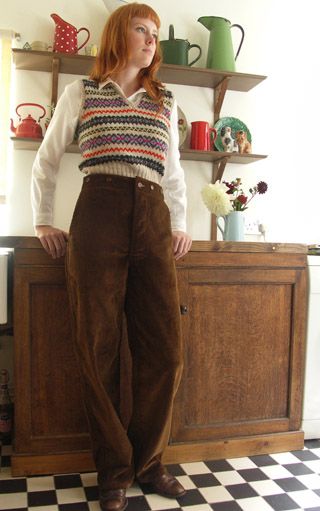 Brown high waisted trousers Sweater And High Waisted Jeans Outfit, Corduroy Pants 70s, Brown Outfit Inspiration, Brown Corduroy Pants Outfit 70s, High Waisted Brown Pants Outfit, Brown Trousers Outfit Winter, High Waisted Corduroy Pants Outfit, Brown Corduroy Trousers, Brown Corduroy Trousers Outfit