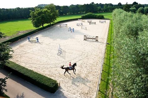 (@theequestrianstylist) ELI ZABE Insta - bright light barn stable inspo interior design white riding arena natural light architect indoor Luxury Horse Barns, Dream Barn Stables, Ren Geyiği, Equestrian Stables, Horse Barn Ideas Stables, Horse Arena, Horse Barn Designs, Dream Stables, Dream Horse Barns