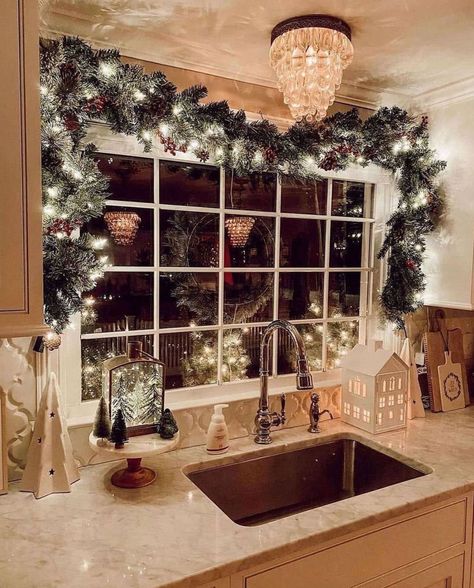 18 Most Beautiful And Festive Christmas Garland Decorating Ideas Christmas Garland Decorating Ideas, Decorating Ideas Christmas, Cozy Christmas Decor, Christmas Apartment, Christmas Decor Inspiration, Christmas Kitchen Decor, Christmas Inspo, Christmas Decorations For The Home, Indoor Christmas Decorations