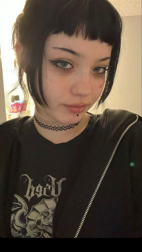 Half Shaved Eyebrows Goth, Half Shaved Eyebrows Aesthetic, Wolfcut With Micro Bangs, Alt Eyebrow Shapes, Half Shaved Eyebrows, Grunge Eyebrows, Eyebrow Piercing Black, Alternative Makeup Ideas, Half Eyebrows