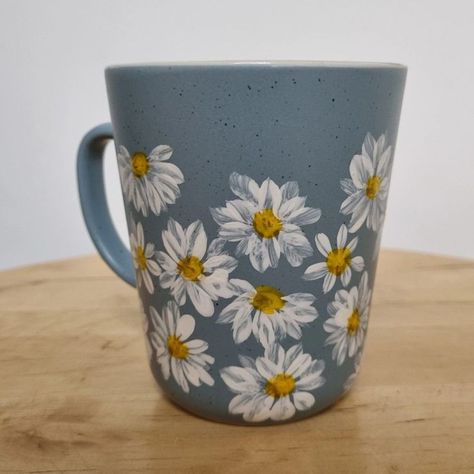 Pottery Painting Coffee Mugs, Flower Painted Pottery, Ceramic Drawing Ideas, Painting Mugs Ideas Easy, Hand Painted Mugs Easy, Diy Mug Painting, Drawing On Mugs, Pintar Tazas Ceramica Ideas, Mug Painting Ideas Easy