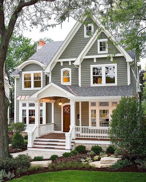 Farm House on Instagram: “Look at this beautiful cottage style home. We absolutely LOVE it!😍 What do you think? Tag a friend who would love it!…” Best Exterior House Paint, Cottage House Exterior, Farmhouse Exterior Design, House Paint Color Combination, Exterior House Paint Color Combinations, Exterior Paint Color, Cottage Style Homes, Casa Vintage, Casas Coloniales