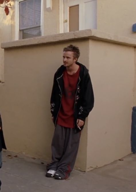 Jessy Pinkman Style, Breaking Bad Fashion, Jesse Pinkman Season 1 Outfits, Jessie Breaking Bad Outfits, Jesse Pinkman Outfit Halloween, Jesse Pink Man Outfits, Jessie Pinkman Aesthetic, Jessie Pinkman Fanart, Combo Breaking Bad