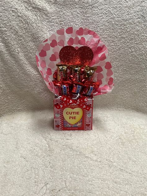 Mini Valentine Candy Bouquet/Sweet Hearts Valentine Bouquet/Valentine Mini Snickers\Twix Bouquet\Valentine Snickers Bouquet\Valentine Twix by ccchophandmadequilts on Etsy Twix Bouquet, Snickers Bouquet, Valentine Candy Bouquet, Snicker Bars, Cute Bouquet, Valentine Bouquet, Snickers Bar, Sweet Hearts, Conversation Hearts