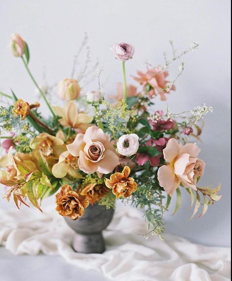 Evening Wedding Decor, Wild Wedding Bouquet, Urn Arrangements, Love Is Real, Colors Inspiration, Low Centerpieces, Spring Wedding Decorations, Flower Vase Arrangements, Floral Arrangements Diy