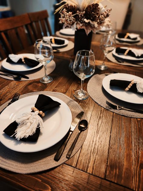 White Plates Black Silverware Table Setting, Black And Brown Table Setting, Black And White Table Setting Casual, Black And Beige Table Setting, Black Napkin Table Setting, Black Utensils Table Setting, Black Silverware Table Settings, Modern Table Setting Everyday, Thanksgiving Plate Setting