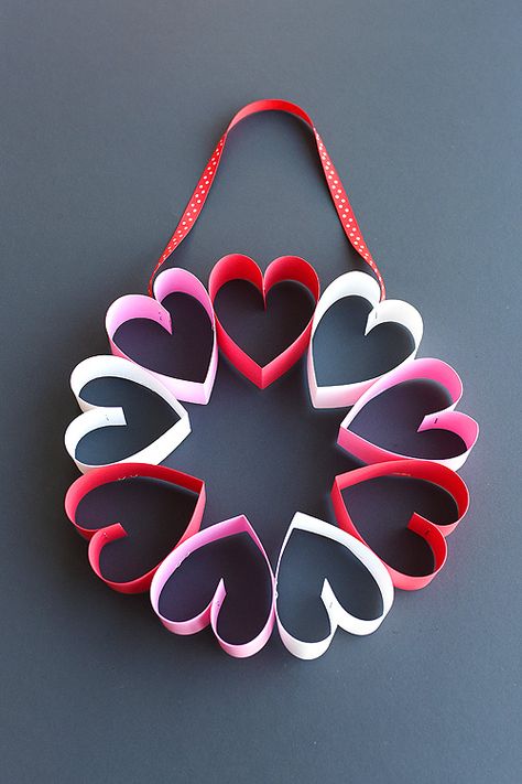 Paper Heart Wreath, Valentijnsdag Diy, Selamat Hari Valentine, Heart Wreaths, Saint Valentin Diy, Simpul Pita, Valentines Bricolage, Valentine Door Decorations, Kraf Kertas