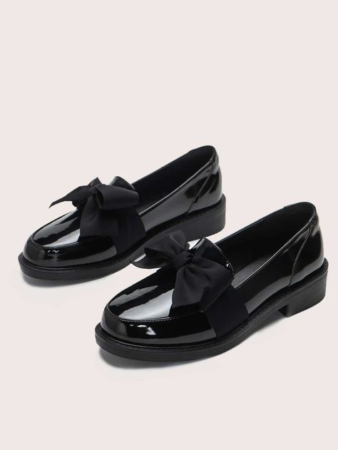 Black Loafers Women's, Sepatu Loafers, Black School Shoes, Random Clothes, My Style Bags, Work Shoes Women, Beautiful Accessories, Loafer Shoes Women, Fashion Slippers