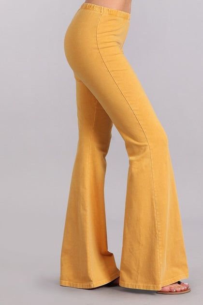 Lightweight Pants, Yoga Pants Outfit, Bell Bottom Pants, Bell Bottom, Wide Brimmed Hats, 70s Fashion, Resort Wear, Printed Blouse, Denim Wash