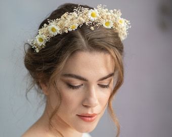 Daisy Flower Crown Wedding, Garden Wedding Hair, Daisy Flower Crown, Garden Wedding Hairstyles, Pastel Pink Weddings, Flower Hair Pins Wedding, Floral Hair Wreath, Dried Flower Crown, Flower Headband Wedding