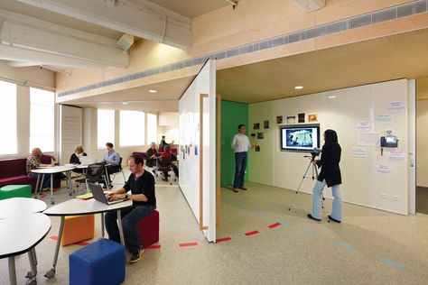 Design and technology: changing classrooms | ArchitectureAU Classroom Architecture, Collaborative Learning Spaces, School Library Design, 21st Century Classroom, School Interior, Innovation Centre, Design And Technology, Collaboration Space, Collaborative Learning