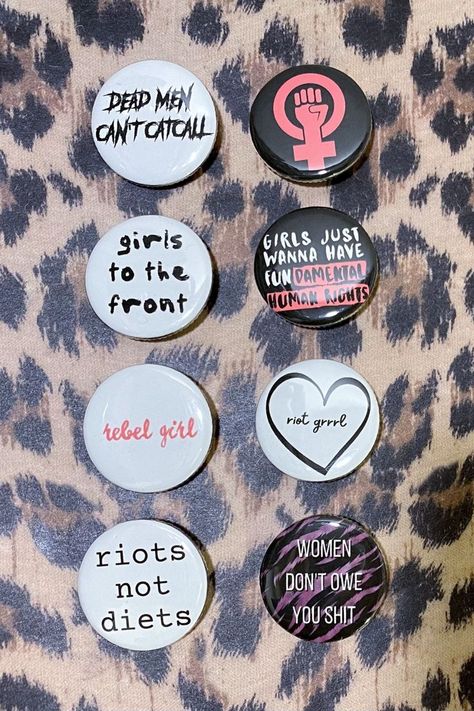 Alt Clothes Diy, Punk Patches Diy, Punk Buttons, Protest Pins, Feminist Patch, Feminist Punk, Punk Fashion Diy, Pretty Punk, Feminist Design