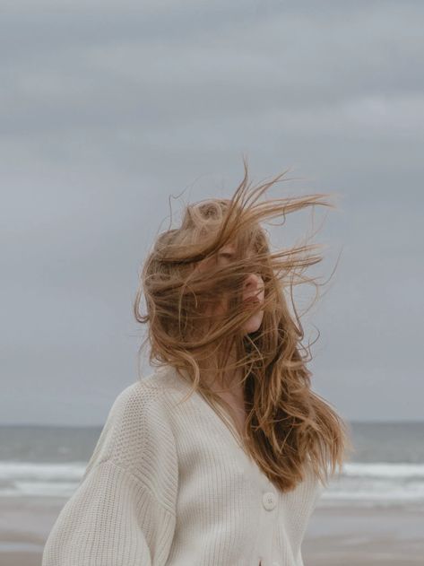 Creative Photography Poses, The Artist's Way, Cream Cardigan, Trik Fotografi, Roots Hair, Beach Photoshoot, Photography Inspo, Creative Photography, Her Hair