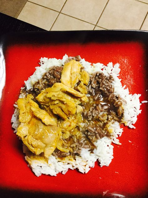 Haitian Rice with black beans sauce and chicken! Haitian Rice, Rice With Black Beans, Royalty Dr, Haitian Food, Haitian Food Recipes, Black Bean Sauce, Creole Recipes, Yummy Yummy, Black Beans