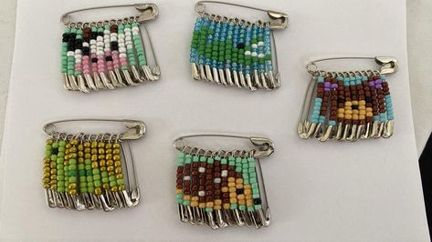 Bead Safety Pin Craft, Safety Pin Keychain Beads, Beaded Safety Pin Patterns, Safety Pin Bead Crafts, Safety Pin Ideas, Diy Bag Pins, Safety Pin Beads, Safety Pin Jewelry Patterns, Safety Pin Art