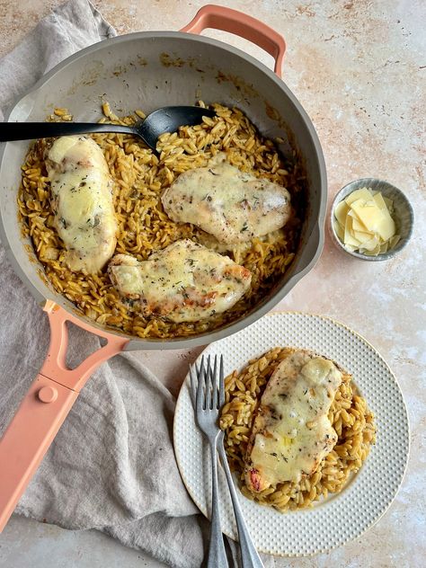 Chicken Orzo Bake, Orzo Bake, Chicken And Orzo, How To Cook Orzo, French Onion Chicken, Chicken Orzo, Tray Bake, Onion Chicken, Vidalia Onions