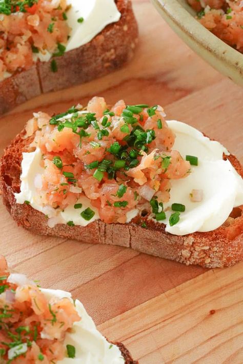 Salmon Lox Bagel, Light Summer Appetizers, Smoked Salmon Tartare, Whisper Of Yum, Lox Bagel, Salmon Lox, Tartare Recipe, Salmon Appetizer, Lox And Bagels