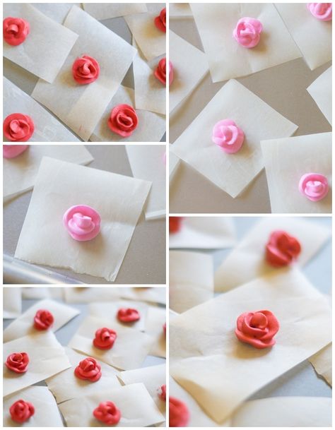 a step-by-step tutorial for making royal icing toothpick roses for decorated cookies, cakes, and cupcakes. Frosting Flowers, Royal Icing Flowers, Icing Techniques, Royal Icing Transfers, Icing Flowers, Icing Frosting, Royal Icing Decorations, Cookie Tutorials, Cakes And Cupcakes