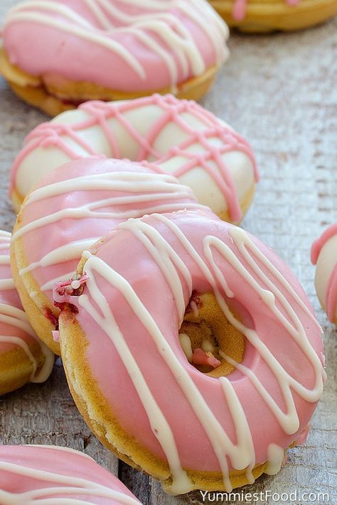 Strawberry Donuts Recipe, Donut Glaze Recipes, Donat Glaze, Strawberry Doughnut, Yummiest Food, Donut Flavors, Donuts Donuts, Homemade Donuts Recipe, Donut Maker