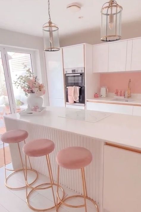 35 Pink Kitchen Ideas to Brighten Your Mood Apartment Kitchen Pink, Pink Kitchen Accents, Pink Girly House, Pink Aesthetic Kitchen, White And Pink Kitchen, Pink And White Kitchen, Feminine Kitchen, Apartment Pink, Girly Kitchen