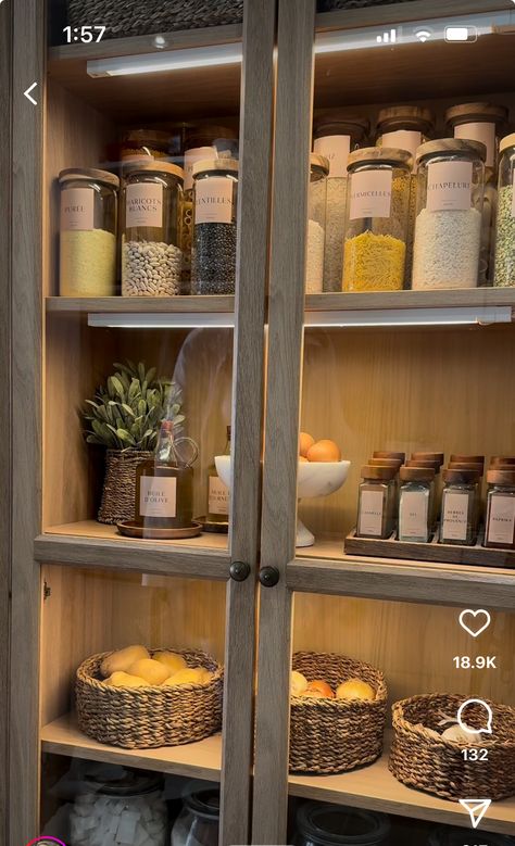 Pantry Khloe Kardashian, Jar Storage Ideas Bedroom, Ugly Kitchen Decorating Ideas, Luxury Kitchen Organization, Modern Kitchen Organization Ideas, Aesthetic Pantry Organization, Pantry Wall Organization, Pasta Organization, Organizing Cabinets Kitchen