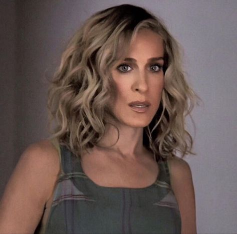 Carrie Bradshaw Short Curly Hair, Sjp Short Hair, Carrie Hair Bradshaw, Carrie Bradshaw Hair Short, Carrie Bradshaw Short Hair, Kyra Sedgwick Hair, Naturally Wavy Lob, Sjp Hair, Sarah Jessica Parker Hair