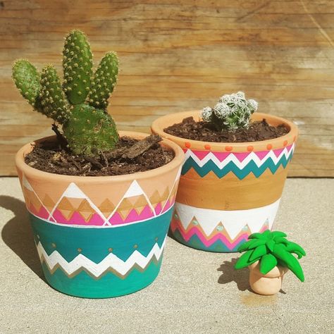 Diy Painted Terracotta Pot 041 Aztec Pottery Painting, Southwest Painted Pots, Handpainted Terracotta Pots Diy, Painting Planters, Diy Terra Cotta Pots, Aztec Clay, Cactus Nursery, Painted Patterns, Diy Pottery Painting