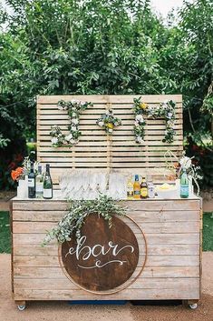 Outdoor Wedding Bar, Tropisk Fest, Bar Pallet, Bar En Palette, Diy Wedding Bar, Diy Outdoor Bar, Beer Wedding, Hydration Station, Pallet Bar