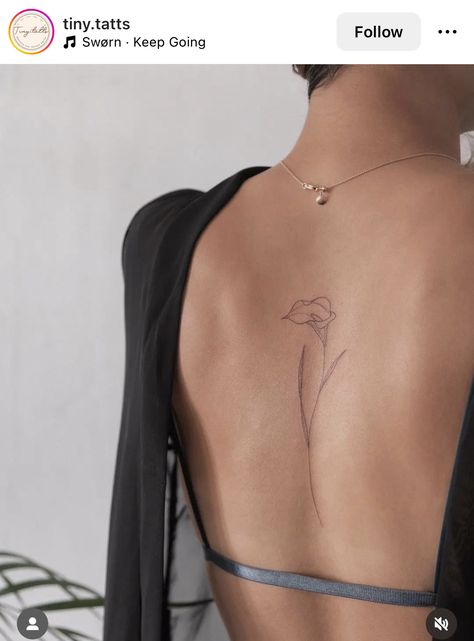 Back Tattoo Woman Minimal, Fineline Flower Back Tattoo, Line Art Back Tattoo, Flower Back Tattoo Spine, Delicate Back Tattoo Women, Women Back Tattoos Classy, Vertical Tattoos For Women, Timeless Tattoos For Women, Shoulder Blade Tattoos For Women