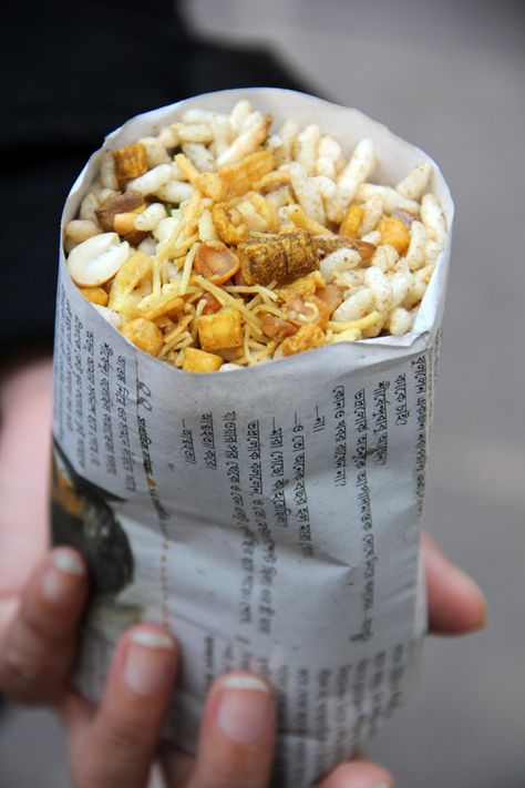 Famous Bengali street snack - Jhal Muri Jhal Muri, Street Food India, World Street Food, Famous Street Food, Desi Street Food, Bangladeshi Food, Bengali Food, Paper Pocket, Puffed Rice